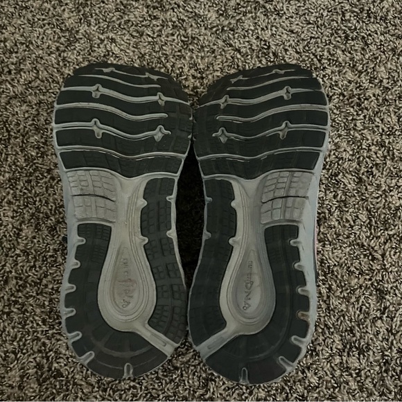 Woman Brooks Running Shoes - Picture 4 of 5